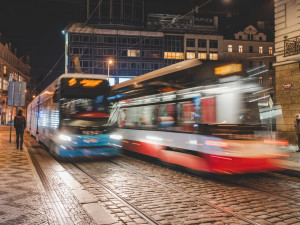 Muž na Andělu nakopl tramvaj a kolemjdoucí ženu. Chtělo se mi, hájil své jednání