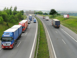 Při hromadné nehodě na Pražském okruhu dnes odpoledne zemřel řidič nákladního auta