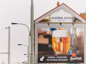 FOTO: Z dalších míst v Praze zmizí velké reklamní plachty