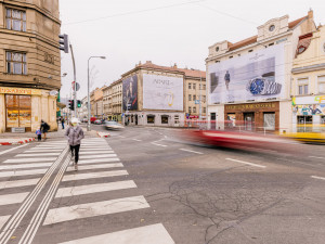 FOTO: Z dalších míst v Praze zmizí velké reklamní plachty
