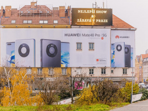 FOTO: Z dalších míst v Praze zmizí velké reklamní plachty