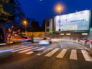 FOTO: Z dalších míst v Praze zmizí velké reklamní plachty