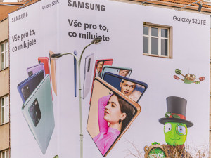 FOTO: Z dalších míst v Praze zmizí velké reklamní plachty