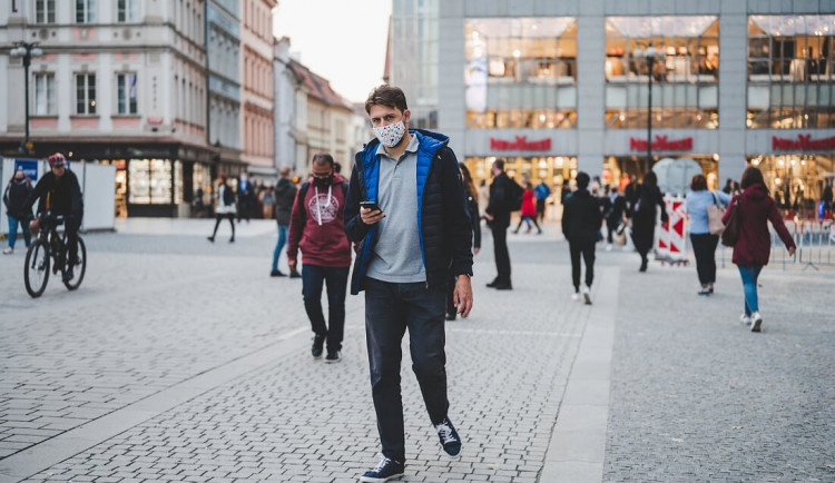 V neděli přibylo 1047 případů koronaviru. To je nejméně od 20. září