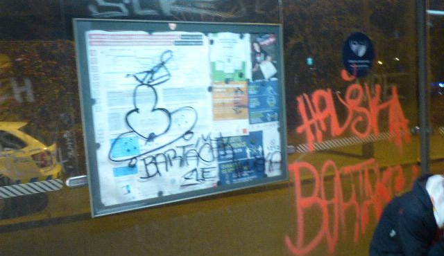 Sprejeři posprejovali zastávku MHD v Praze 10 a zeď u polikliniky v Praze 14