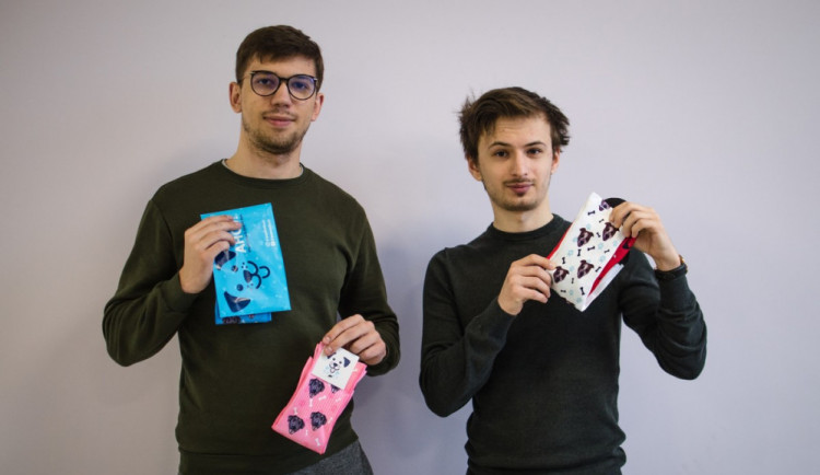 Hit letošních Vánoc mají na svědomí dva studenti. Vyrábějí ponožky s fotkami mazlíčků