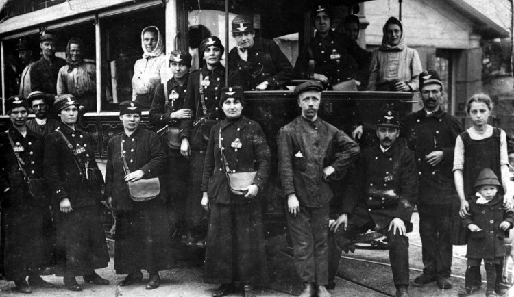 FOTO: V pražském dopravním podniku pracují ženy již 105 let. Za první světové války nahradily muže, kteří museli narukovat na frontu