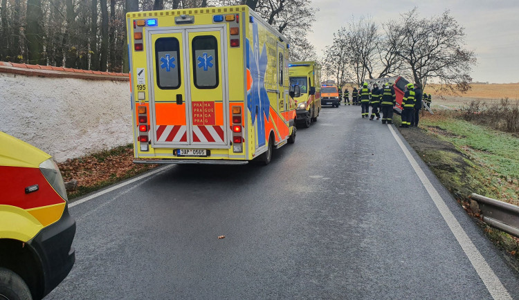 V Kolodějích sjel autobus do příkopu, dvě ženy se zranily