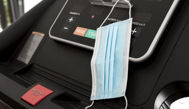 „Nabízíme lekci cvičení v roušce zdarma pro celý vládní tým. Rychle by pochopil, že toto nařízení je absolutně nesmyslné,“ říká prezidentka České komory fitness