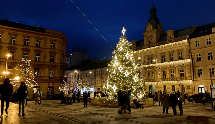 VÁNOCE NA PĚTCE: Tři vánoční stromy, trhy na Andělu a veřejné kluziště