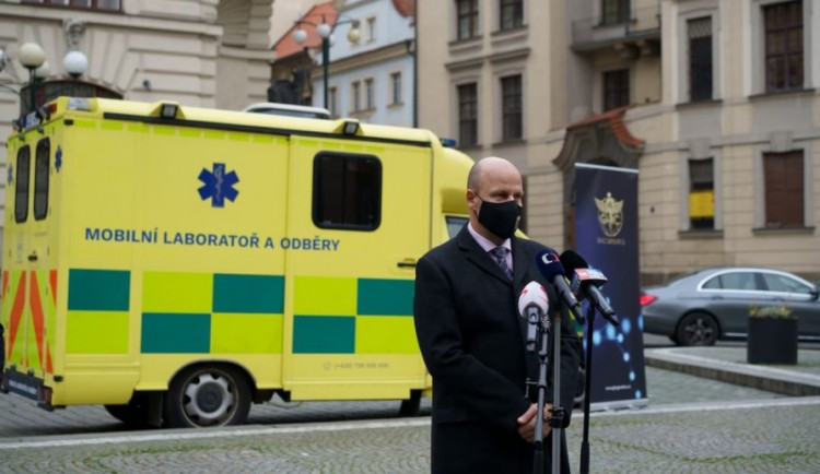 V Praze se testuje na COVID-19 novým způsobem. Mobilní laboratoř přijede za lidmi do firmy nebo domů