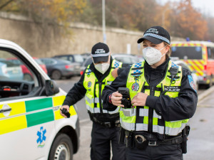 Bezmocný senior ležel na podlaze, pomohla mu pozorná sousedka, která přivolala strážníky