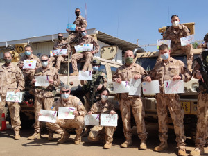 FOTO: Pražské děti poslaly vánoční přání českým vojákům na zahraničních misích
