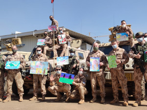 FOTO: Pražské děti poslaly vánoční přání českým vojákům na zahraničních misích