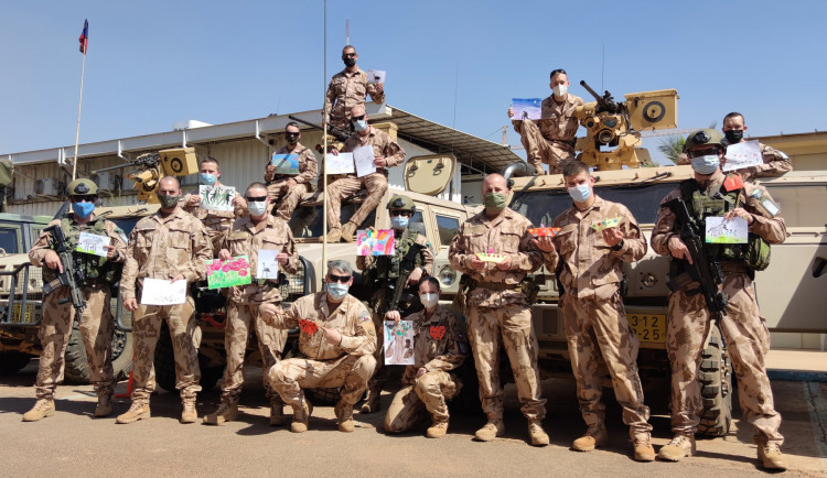 FOTO: Pražské děti poslaly vánoční přání českým vojákům na zahraničních misích