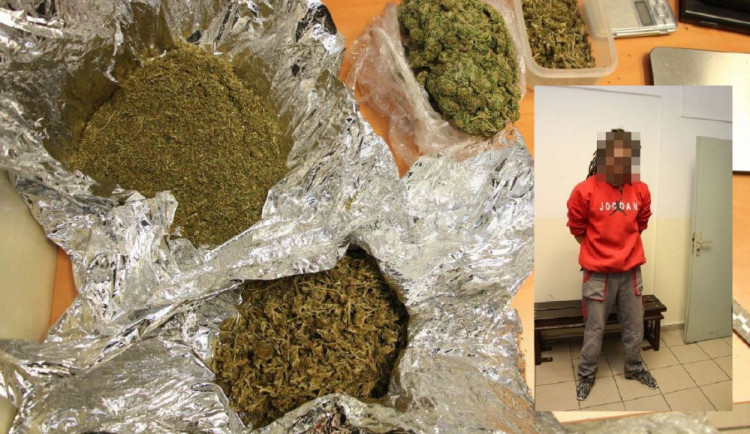 VIDEO: Policisté zadrželi muže, který měl u sebe přes 600 gramů marihuany a pervitin