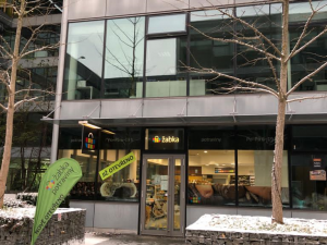 FOTO: Žabka otevřela první prodejnu v administrativní budově. Je na pražském Chodově