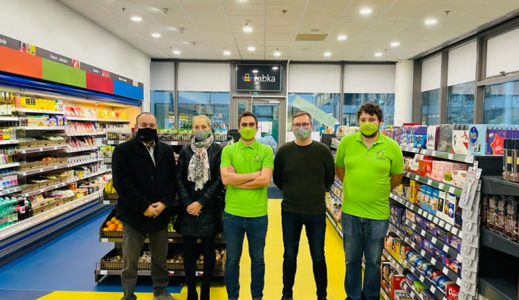 FOTO: Žabka otevřela první prodejnu v administrativní budově. Je na pražském Chodově