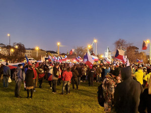 Stovky lidí včera v centru Prahy protestovaly proti vládním opatřením