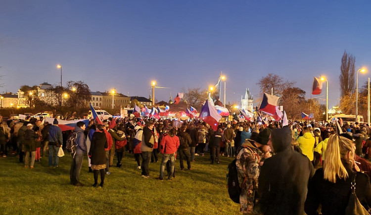Stovky lidí včera v centru Prahy protestovaly proti vládním opatřením