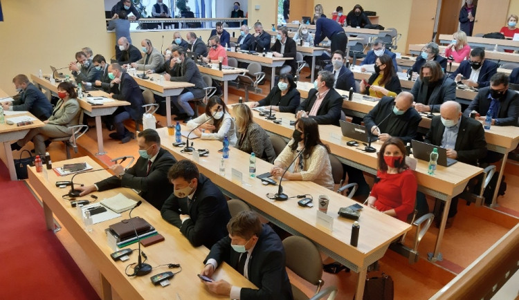 Hejtman Karlovarského kraje se opět nevolil, zastupitelka za SPD zmínila nové volby