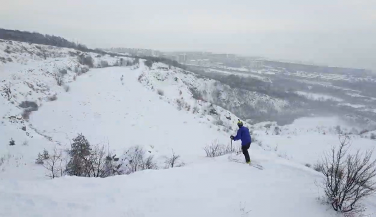 VIDEO: Brno nepotřebuje sjezdovku. Nadšenec do skialpinismu sjel brněnský lom Hády