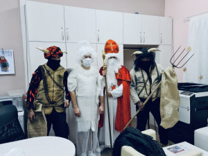 FOTO, VIDEO: Policejní mikulášská směna nadělovala v Klokánku v Hostivicích