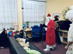 FOTO, VIDEO: Policejní mikulášská směna nadělovala v Klokánku v Hostivicích