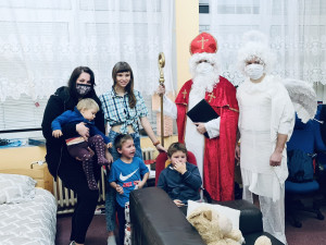 FOTO, VIDEO: Policejní mikulášská směna nadělovala v Klokánku v Hostivicích