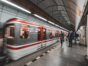 Mladík strčil muže pod metro. Půjde na tři a půl roku do vězení a rodině má zaplatit dva miliony