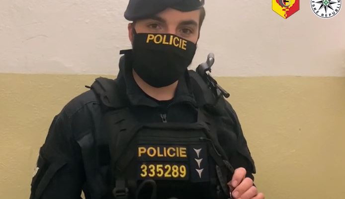 VIDEO: Policisté zachránili život seniorce, která upadla v koupelně a uhodila se do hlavy. Museli vykopnout vchodové dveře, aby se do bytu dostali