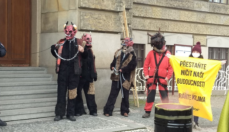 Policie zabránila čertům z Greenpeace vyvěsit transparent na MPO