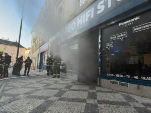 FOTO, VIDEO: Požár elektra v Praze způsobil škodu za několik milionů korun