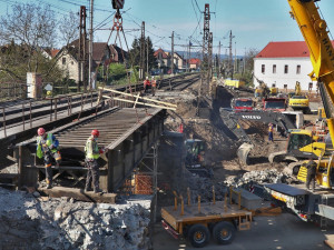 FOTO: V Radotíně se po uzavírce znovu otevře podjezd pod železnicí