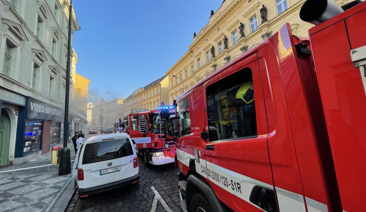 FOTO, VIDEO: Požár elektra v Praze způsobil škodu za několik milionů korun