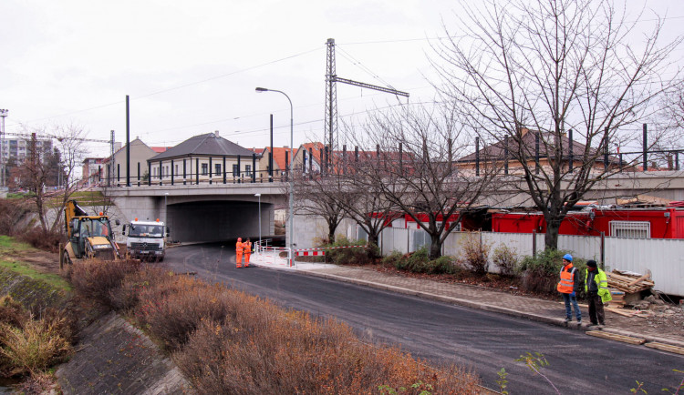 FOTO: V Radotíně se po uzavírce znovu otevře podjezd pod železnicí