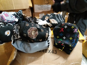 FOTO, VIDEO: Celníci v Praze odhalili padělky roušek za 18 milionů. Nejvíc jich objevili v Sapě