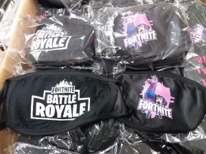 FOTO, VIDEO: Celníci v Praze odhalili padělky roušek za 18 milionů. Nejvíc jich objevili v Sapě