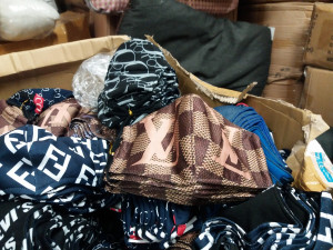 FOTO, VIDEO: Celníci v Praze odhalili padělky roušek za 18 milionů. Nejvíc jich objevili v Sapě