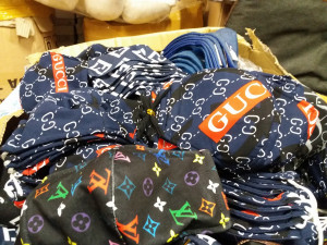 FOTO, VIDEO: Celníci v Praze odhalili padělky roušek za 18 milionů. Nejvíc jich objevili v Sapě