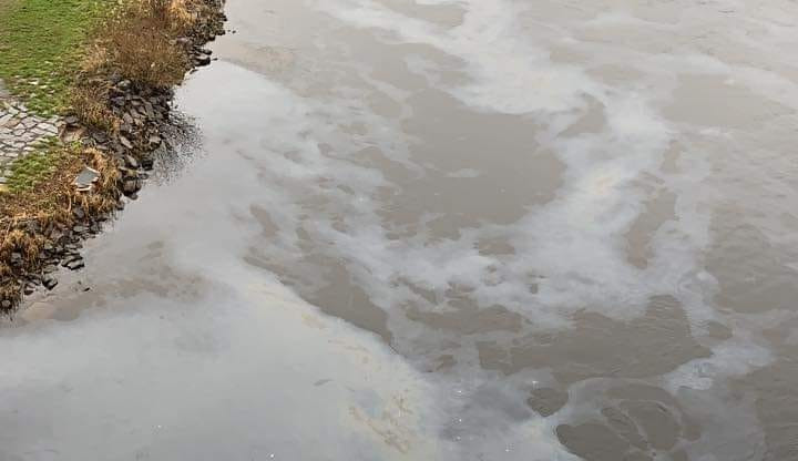 Na Vltavě kousek od Trojské lávky se dnes dopoledne objevila skvrna neznámé látky