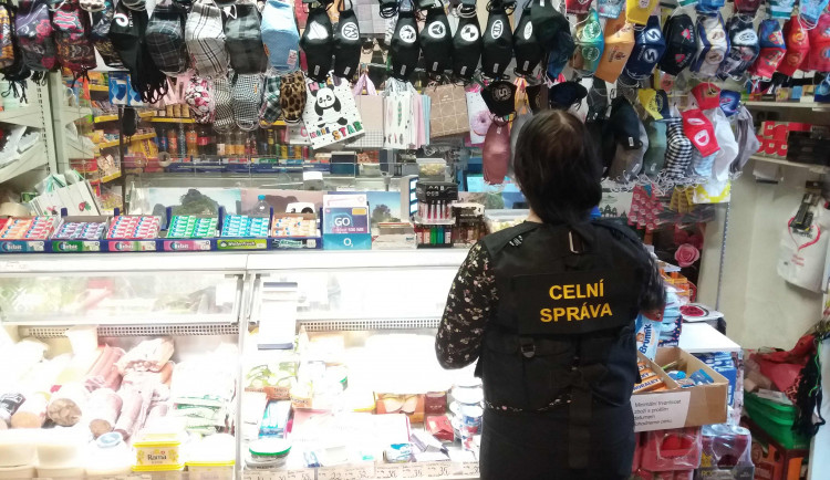 FOTO, VIDEO: Celníci v Praze odhalili padělky roušek za 18 milionů. Nejvíc jich objevili v Sapě