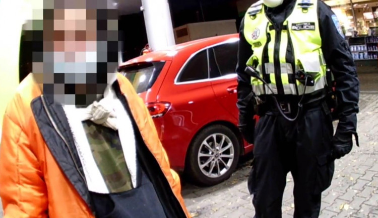 VIDEO: Žena nechtěla odejít z benzinky. Pak napadla a poplivala policistu