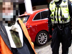 VIDEO: Žena nechtěla odejít z benzinky. Pak napadla a poplivala policistu