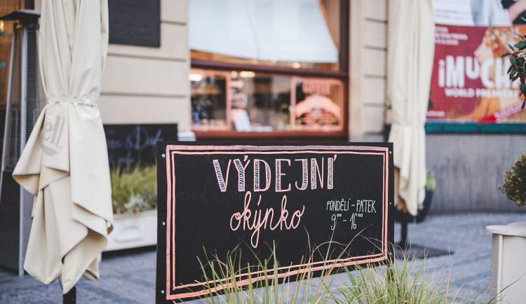 Vláda zakázala už i prodej kávy v kelímku s sebou