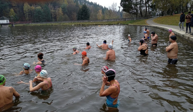 Otužilci vyrazili do rybníku Podborný na Náchodsku, voda měla přes tři stupně