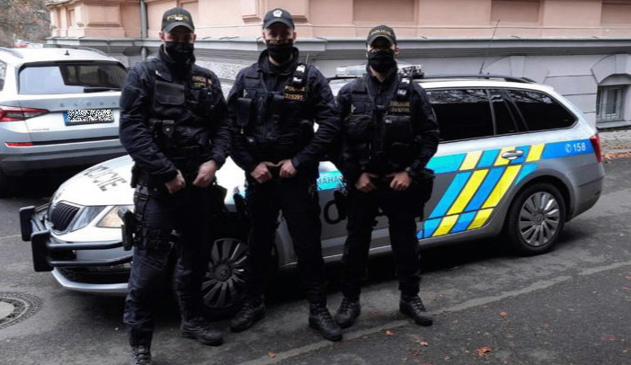 Žena chtěla skočit z mostu, pohotoví policisté jí zachránili život