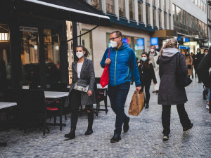 Češi si najdou způsob. V centru Prahy se procházeli lidé s kávou i svařákem v lahvích