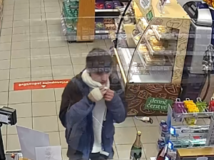 FOTO, VIDEO: Policisté pátrají po muži, který je podezřelý z přepadení v Holešovicích. Nepoznáváte ho?