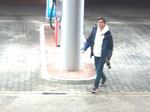 FOTO, VIDEO: Policisté pátrají po muži, který je podezřelý z přepadení v Holešovicích. Nepoznáváte ho?